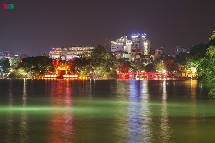 Hanoi accueille le Nouvel An en lumières et en couleurs - ảnh 2